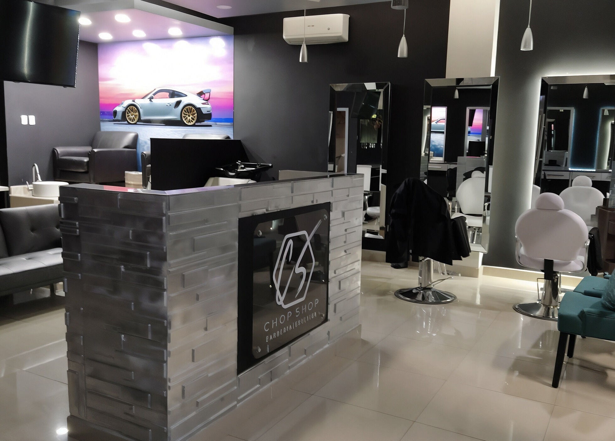 Interior del Chop Shop Salon de Belleza en Tijuana, Baja California, MX, destacando su moderna recepción.