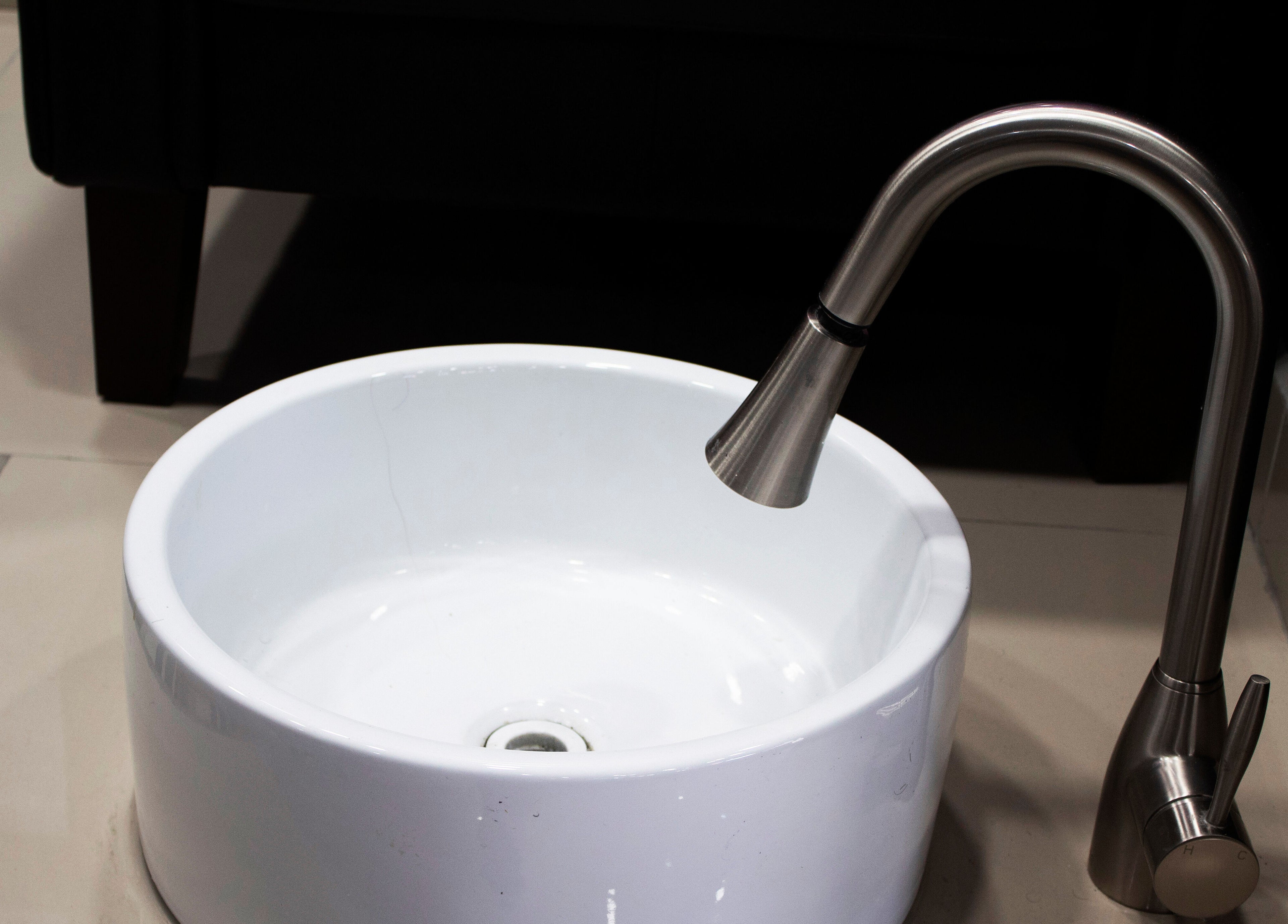 Lavabo moderno en Chop Shop Salon de Belleza, Tijuana, Baja California, MX. Diseño elegante y funcional.