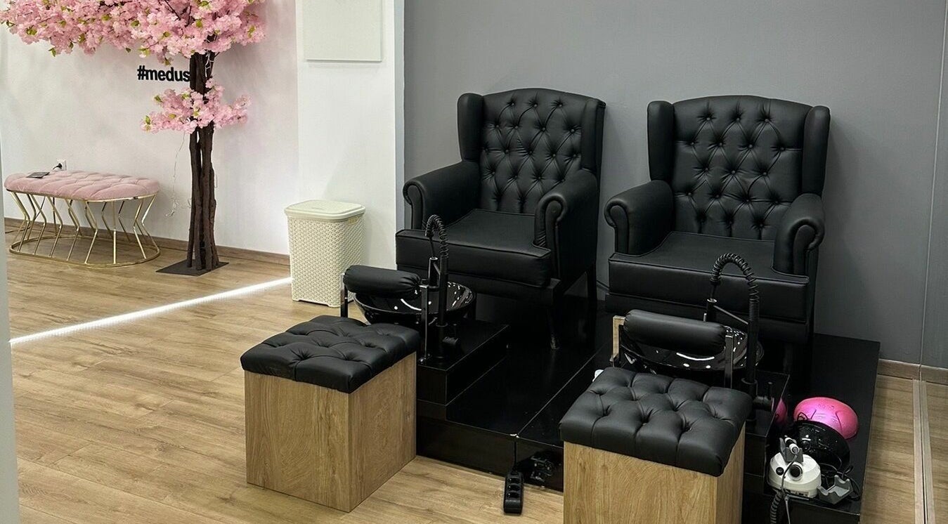 Κομψές καρέκλες περιποίησης στο Medusa Kavala, Καβάλα, GR, προσφέροντας χαλάρωση υψηλού επιπέδου.