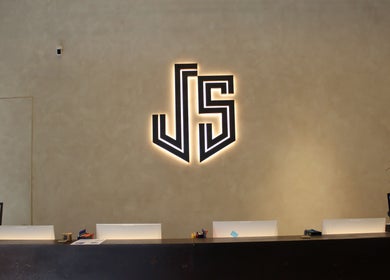 Stylish reception area at Recovery Space, Dubai, Dubai, AE with distinctive wall logo.