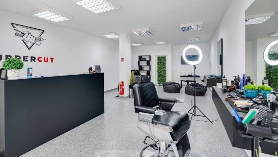 Интериор на Barber Studio Uppercut, Пловдив, Пловдив, BG, с модерно обзавеждане и удобни кресла.