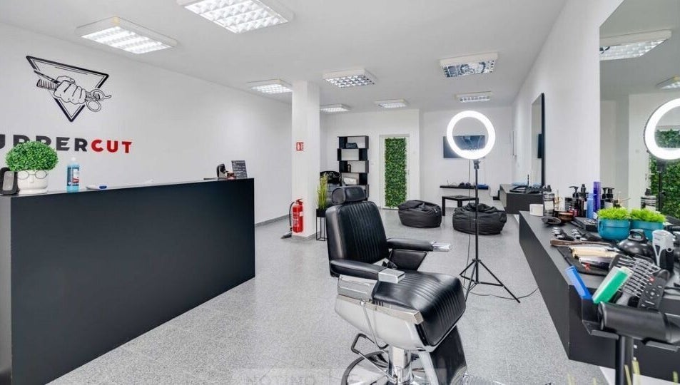 Интериор на Barber Studio Uppercut, Пловдив, Пловдив, BG, с модерно обзавеждане и удобни кресла.