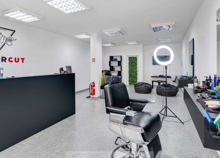 Интериор на Barber Studio Uppercut, Пловдив, Пловдив, BG, с модерно обзавеждане и удобни кресла.