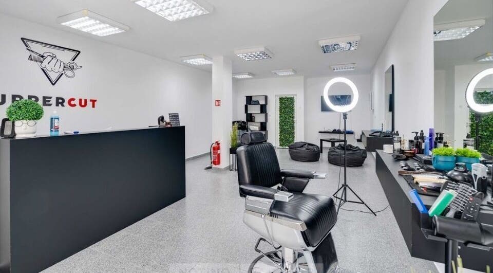 Интериор на Barber Studio Uppercut, Пловдив, Пловдив, BG, с модерно обзавеждане и удобни кресла.