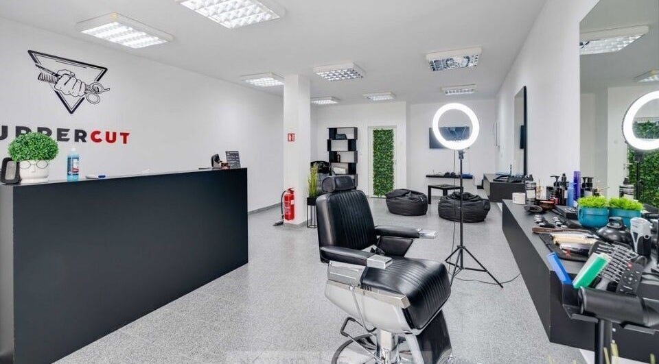 Интериор на Barber Studio Uppercut, Пловдив, Пловдив, BG, с модерно обзавеждане и удобни кресла.