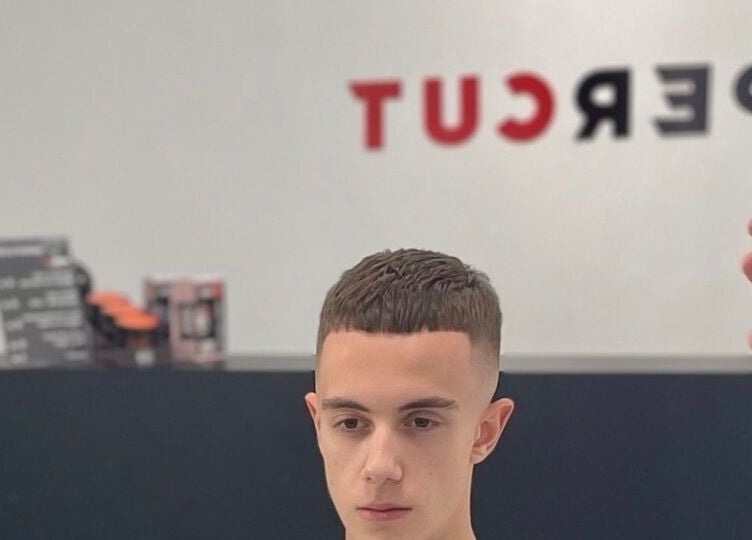 Мъж с нова прическа в Barber Studio Uppercut, Пловдив, Пловдив, BG.