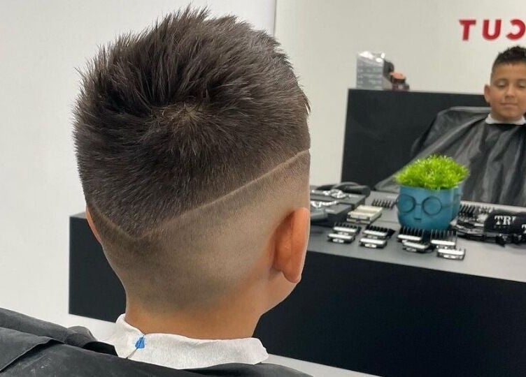 Момче с модерна прическа в Barber Studio Uppercut, Пловдив, Пловдив, BG.