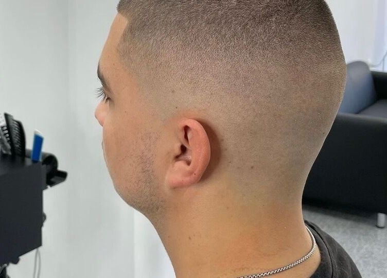 Съвременна къса прическа в Barber Studio Uppercut, Пловдив, Пловдив, BG, показана върху млад мъж.