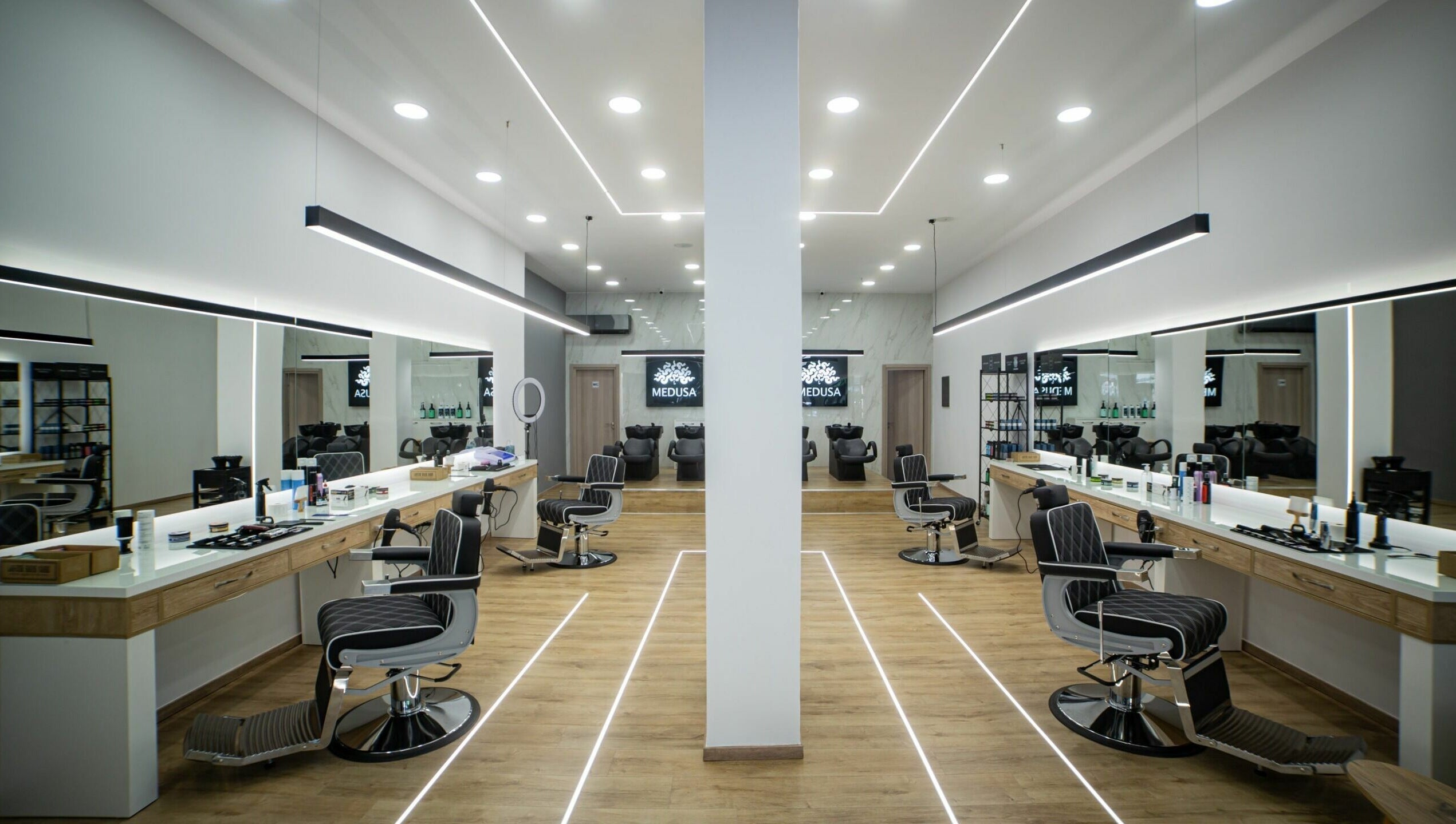 Κομψό σαλόνι ομορφιάς στο Medusa Kordelio, Ελευθέριο Κορδελιό, GR, με μοντέρνα διακόσμηση και φωτεινά καθίσματα.