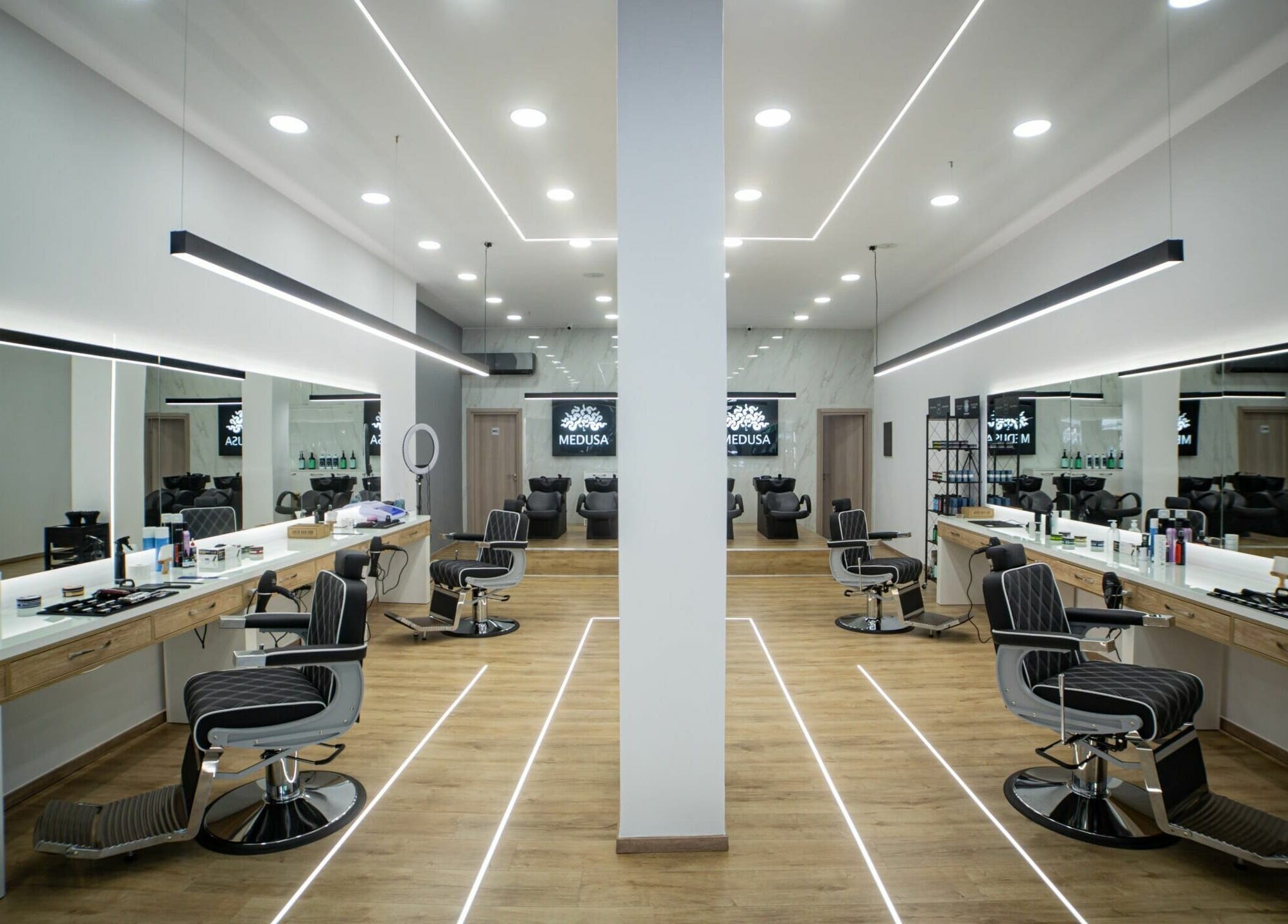 Κομψό σαλόνι ομορφιάς στο Medusa Kordelio, Ελευθέριο Κορδελιό, GR, με μοντέρνα διακόσμηση και φωτεινά καθίσματα.