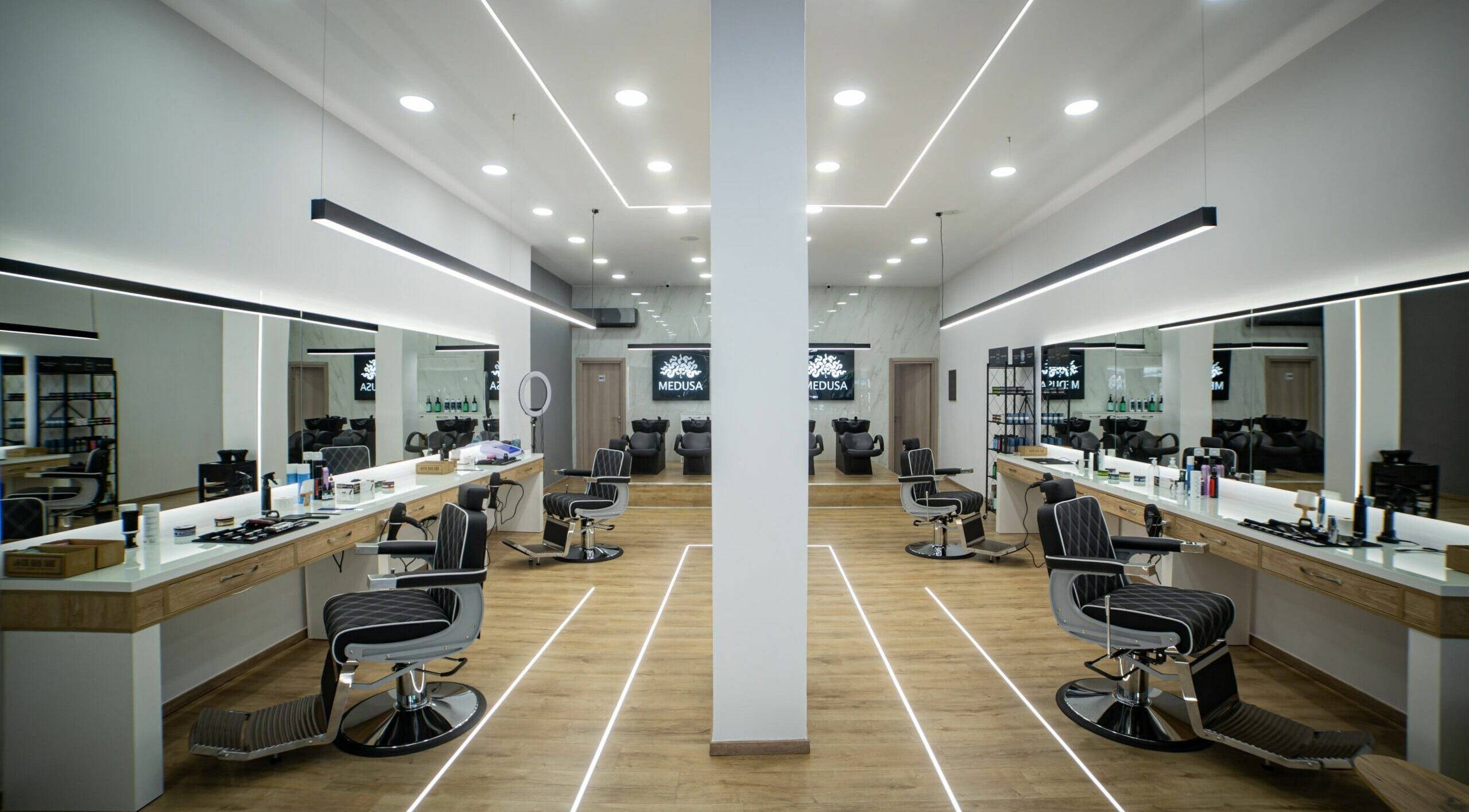 Κομψό σαλόνι ομορφιάς στο Medusa Kordelio, Ελευθέριο Κορδελιό, GR, με μοντέρνα διακόσμηση και φωτεινά καθίσματα.