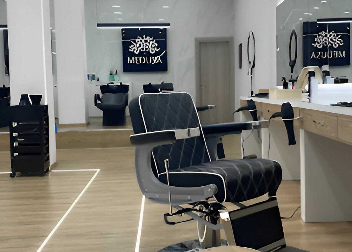 Η μοντέρνα αίθουσα του Medusa Kordelio στην Ελευθέριο Κορδελιό, GR, με κομμωτικές καρέκλες και καθρέφτες.