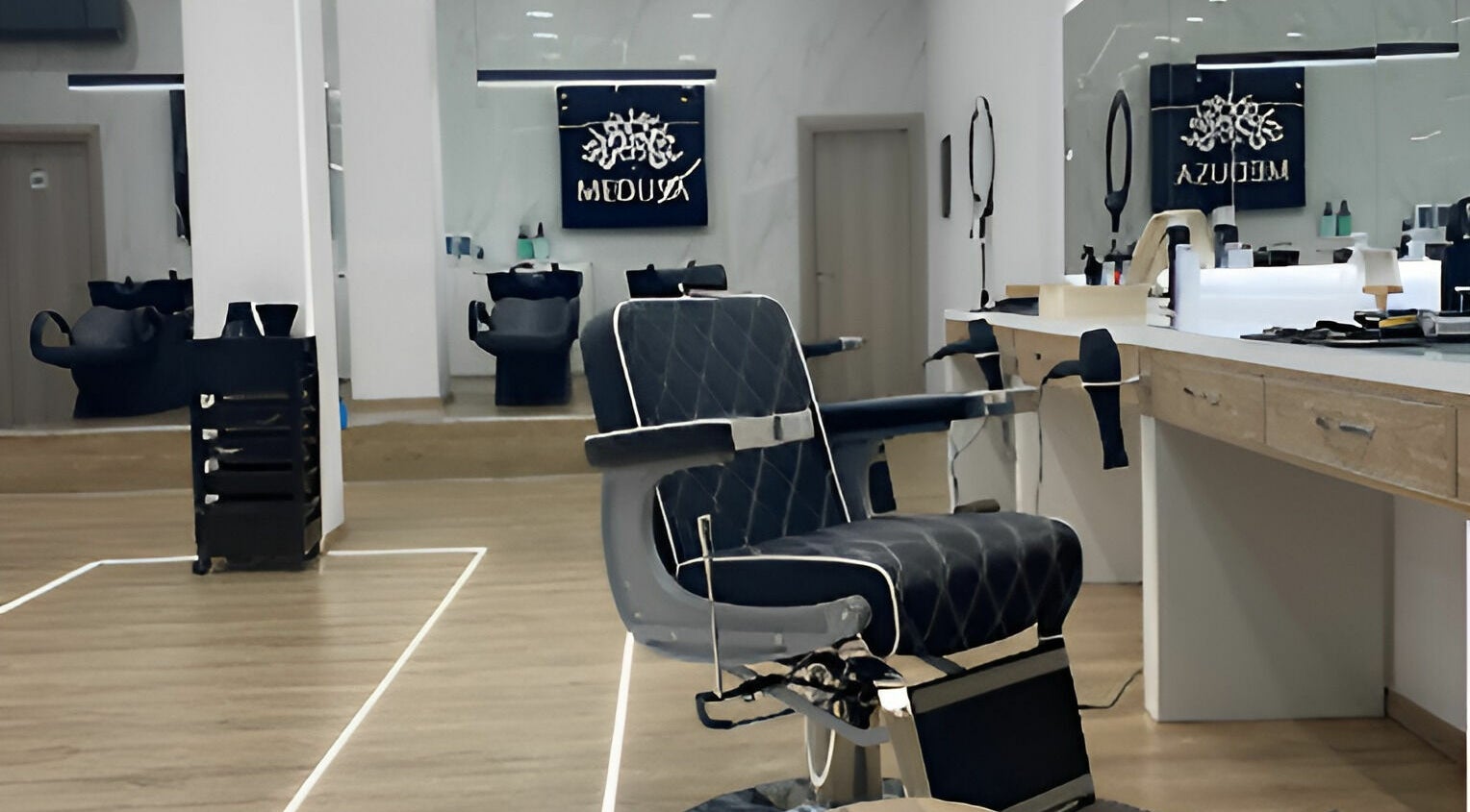 Η μοντέρνα αίθουσα του Medusa Kordelio στην Ελευθέριο Κορδελιό, GR, με κομμωτικές καρέκλες και καθρέφτες.