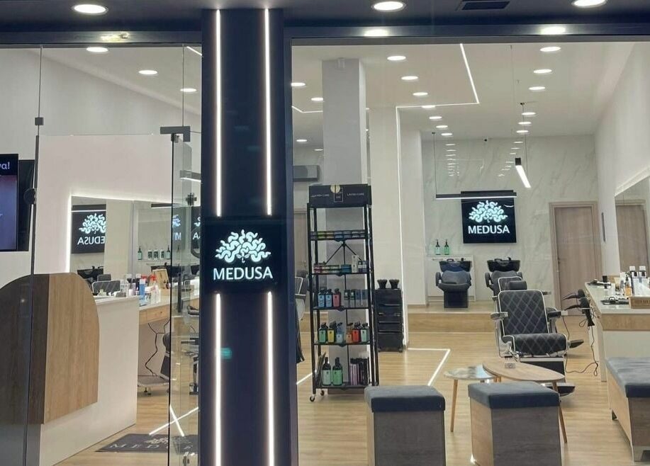 Εσωτερικό του Medusa Kordelio στην Ελευθέριο Κορδελιό, GR, με σύγχρονη διακόσμηση και φωτισμό.