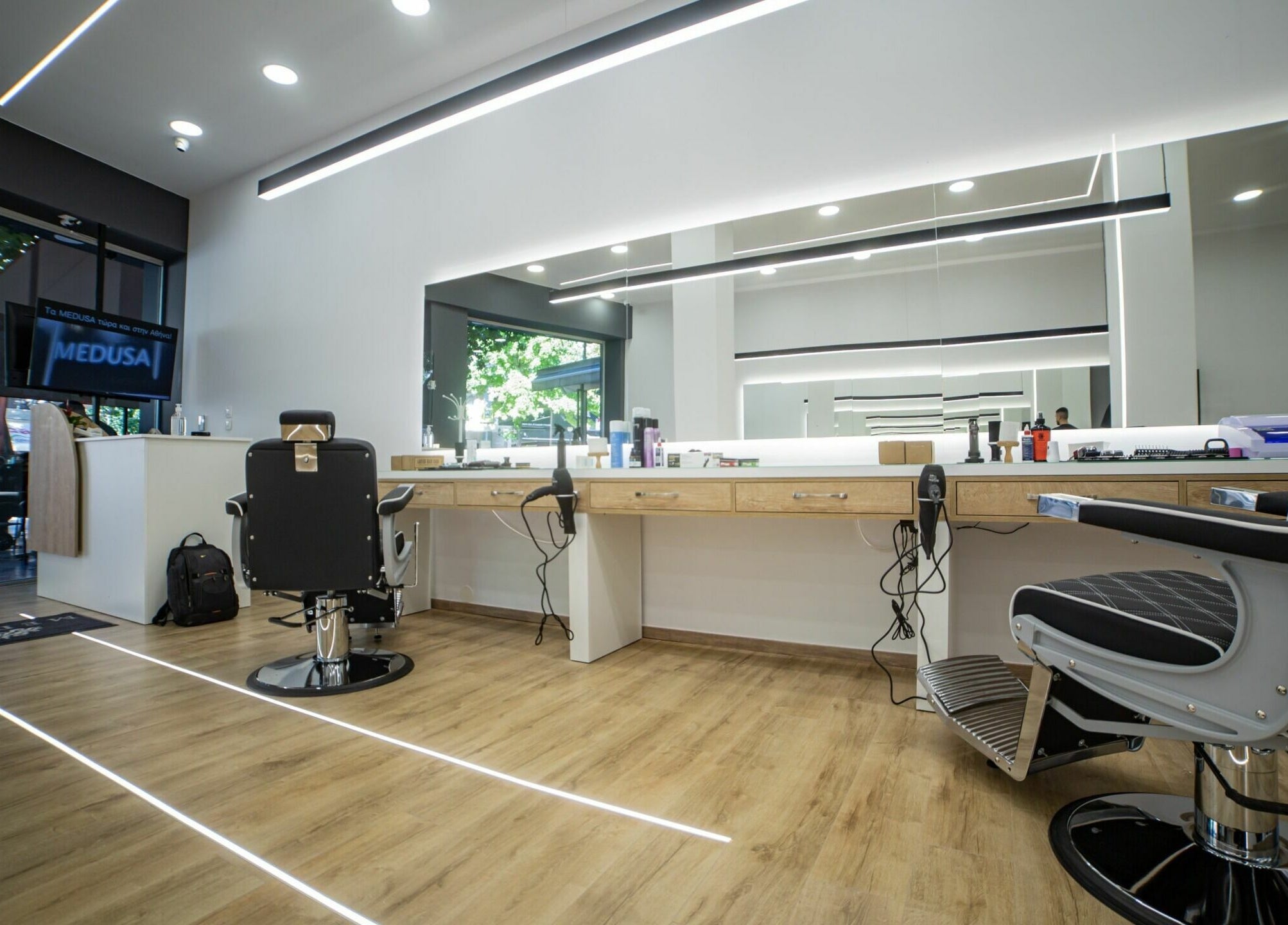 Μοντέρνος χώρος κομμωτηρίου στο Medusa Kordelio, Ελευθέριο Κορδελιό, GR, με στυλ και άνεση.