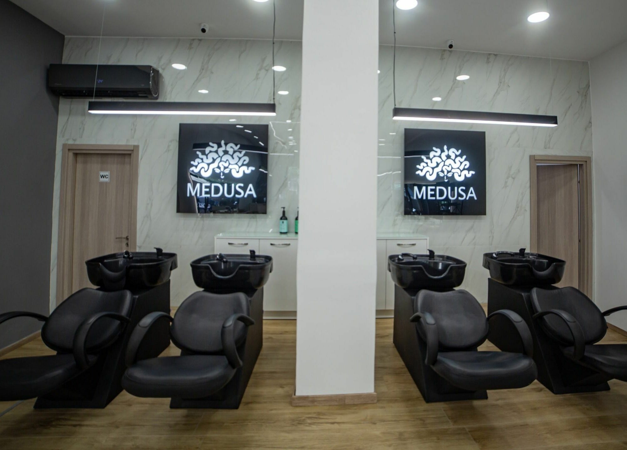 Μοντέρνος εσωτερικός χώρος Medusa Kordelio στο Ελευθέριο Κορδελιό, GR με κομμωτήρια.
