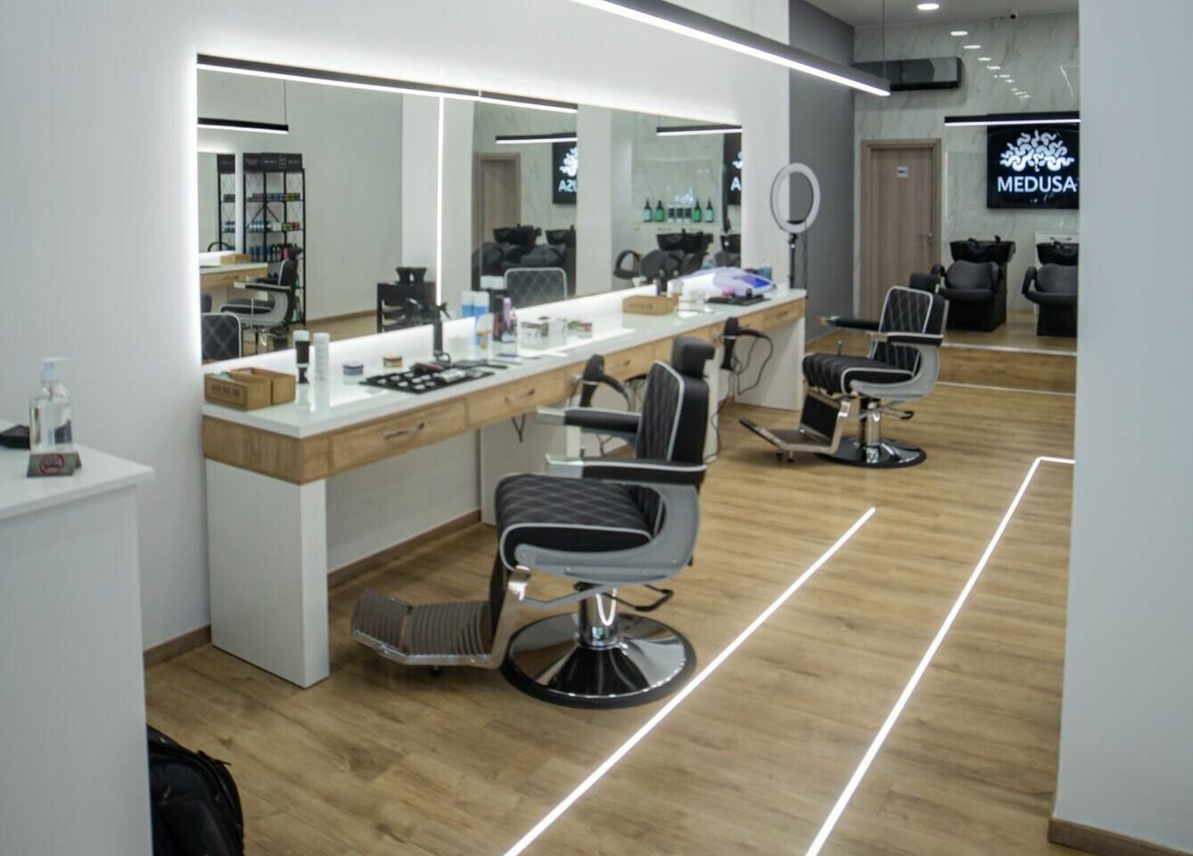 Εσωτερικό του κομμωτηρίου Medusa Kordelio στο Ελευθέριο Κορδελιό, GR με σύγχρονη διακόσμηση.
