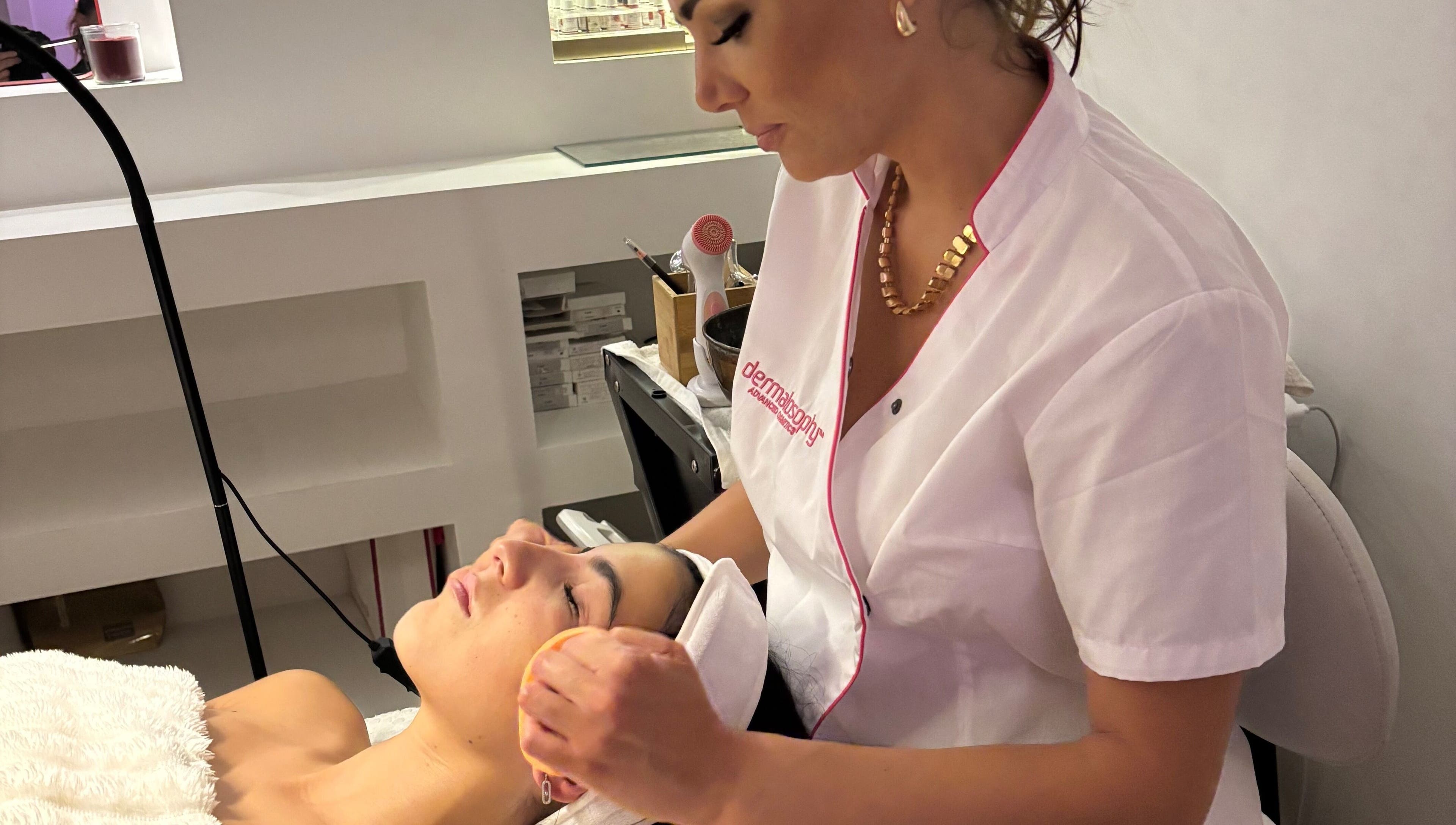Esthéticienne à Cline, Tel Aviv-yafo, effectuant un soin relaxant pour le visage d'une cliente.