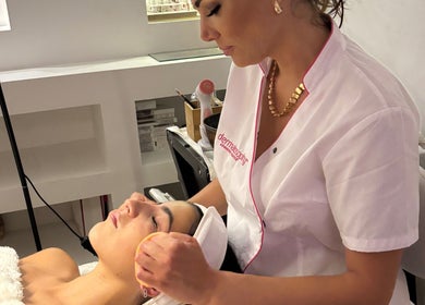 Esthéticienne à Cline, Tel Aviv-yafo, effectuant un soin relaxant pour le visage d'une cliente.