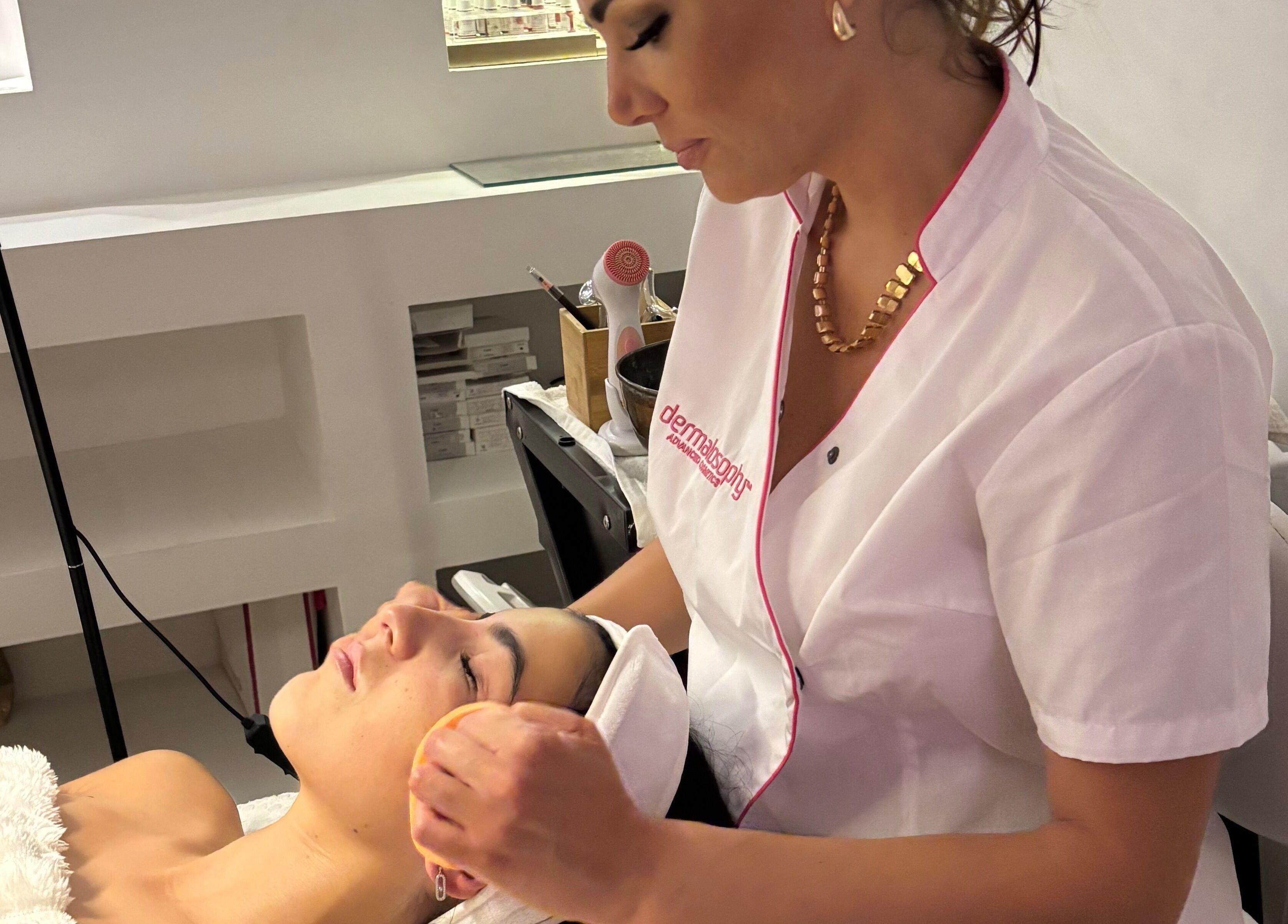 Esthéticienne à Cline, Tel Aviv-yafo, effectuant un soin relaxant pour le visage d'une cliente.