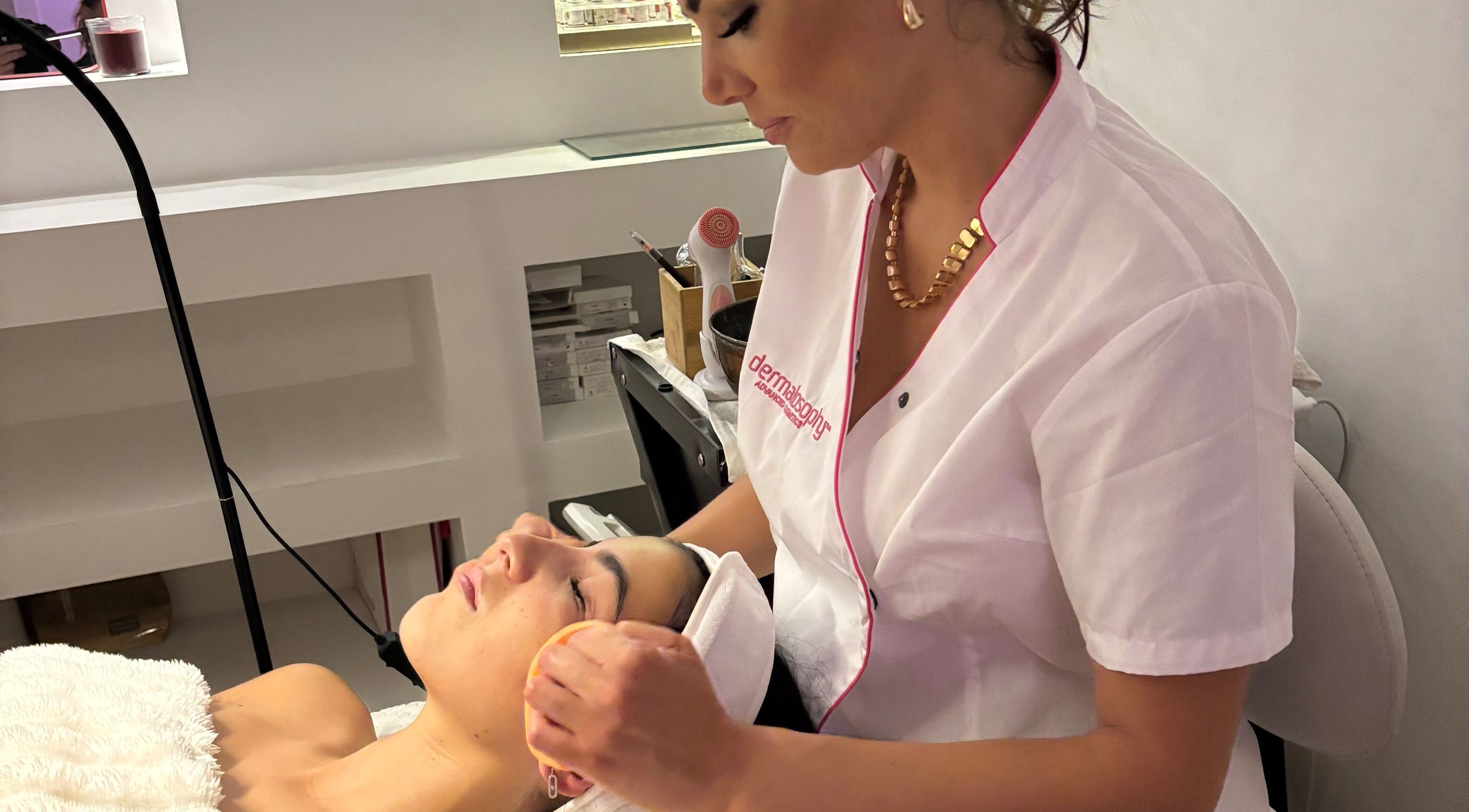 Esthéticienne à Cline, Tel Aviv-yafo, effectuant un soin relaxant pour le visage d'une cliente.
