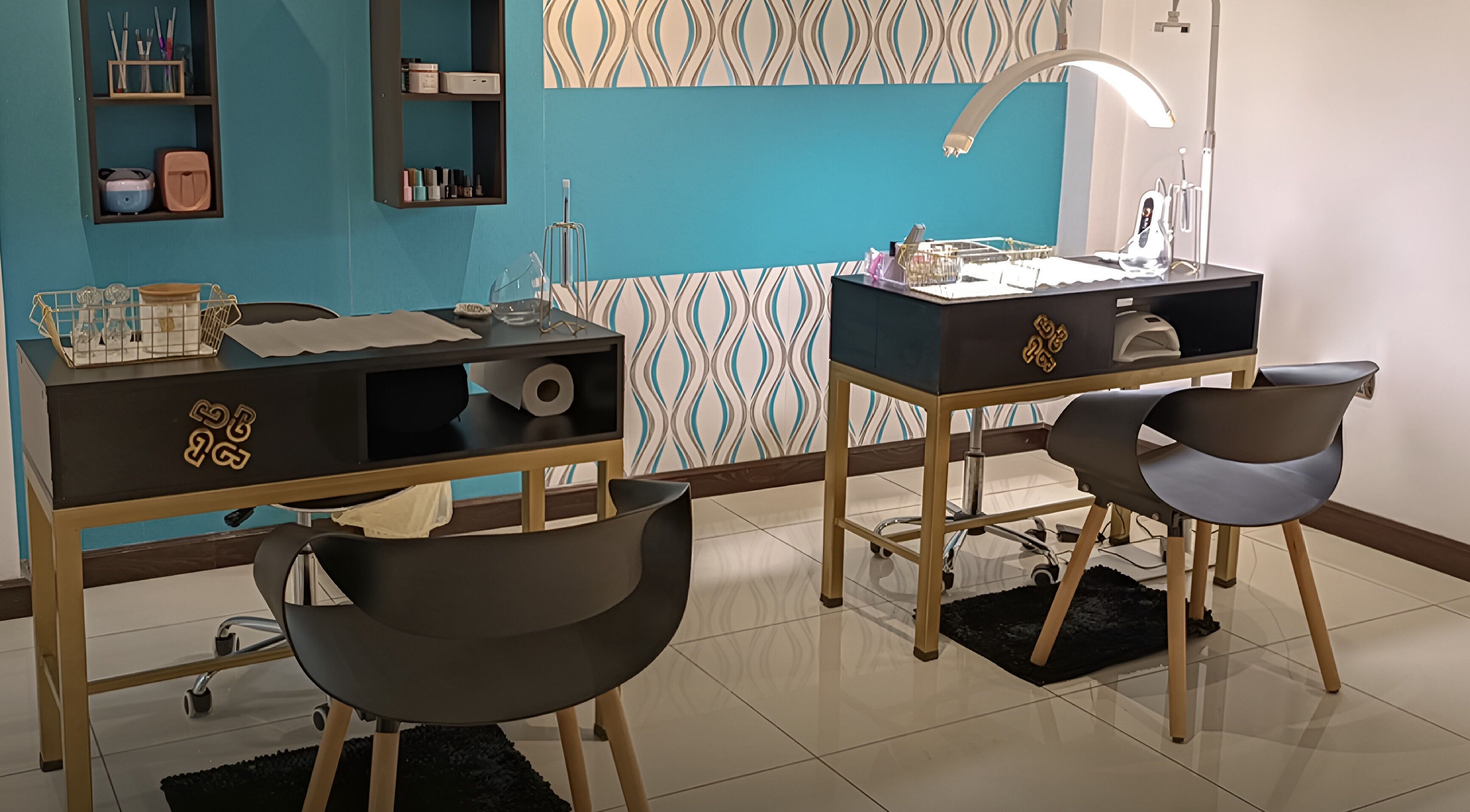 Mesa de manicura moderna en Beautilicious, Quetzaltenango, Quetzaltenango Department, GT.