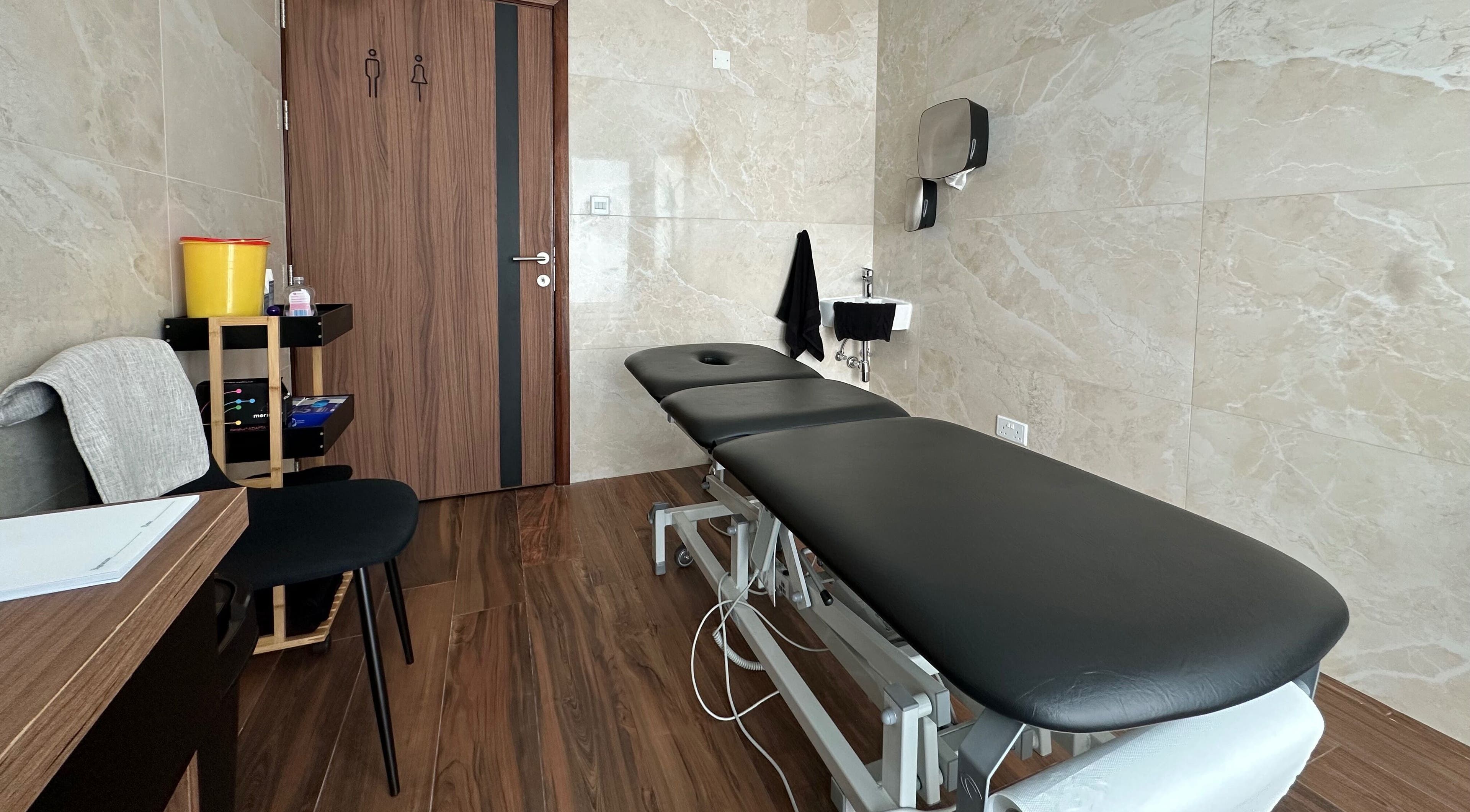Modern therapy room at Klinika Fortizza Physiotherapy And Medical Services in Mosta, MT with treatment bed.