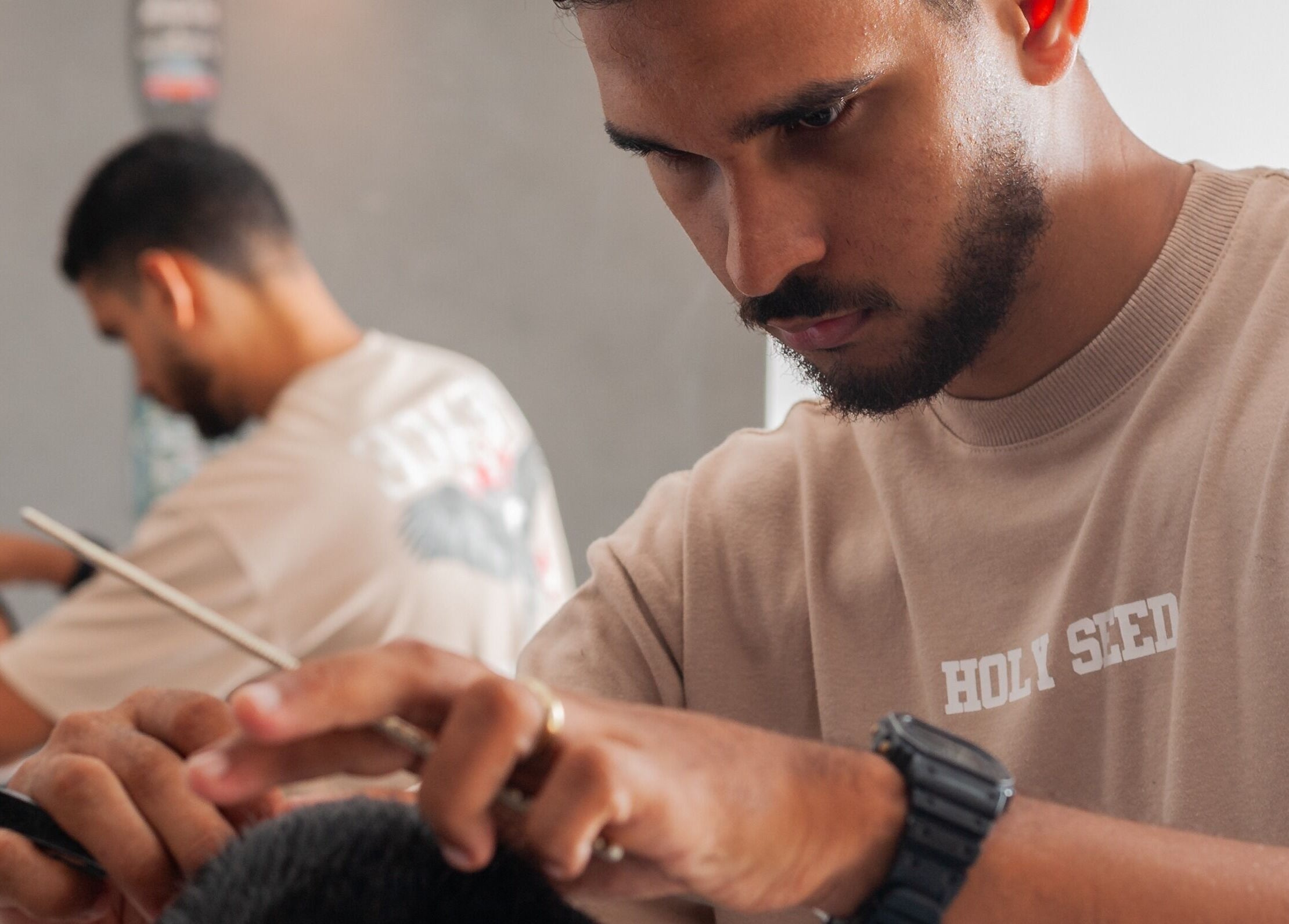 Barbeiro em ação na Barbeariajp, Ceará, Ceará, BR, realizando um corte de cabelo preciso.