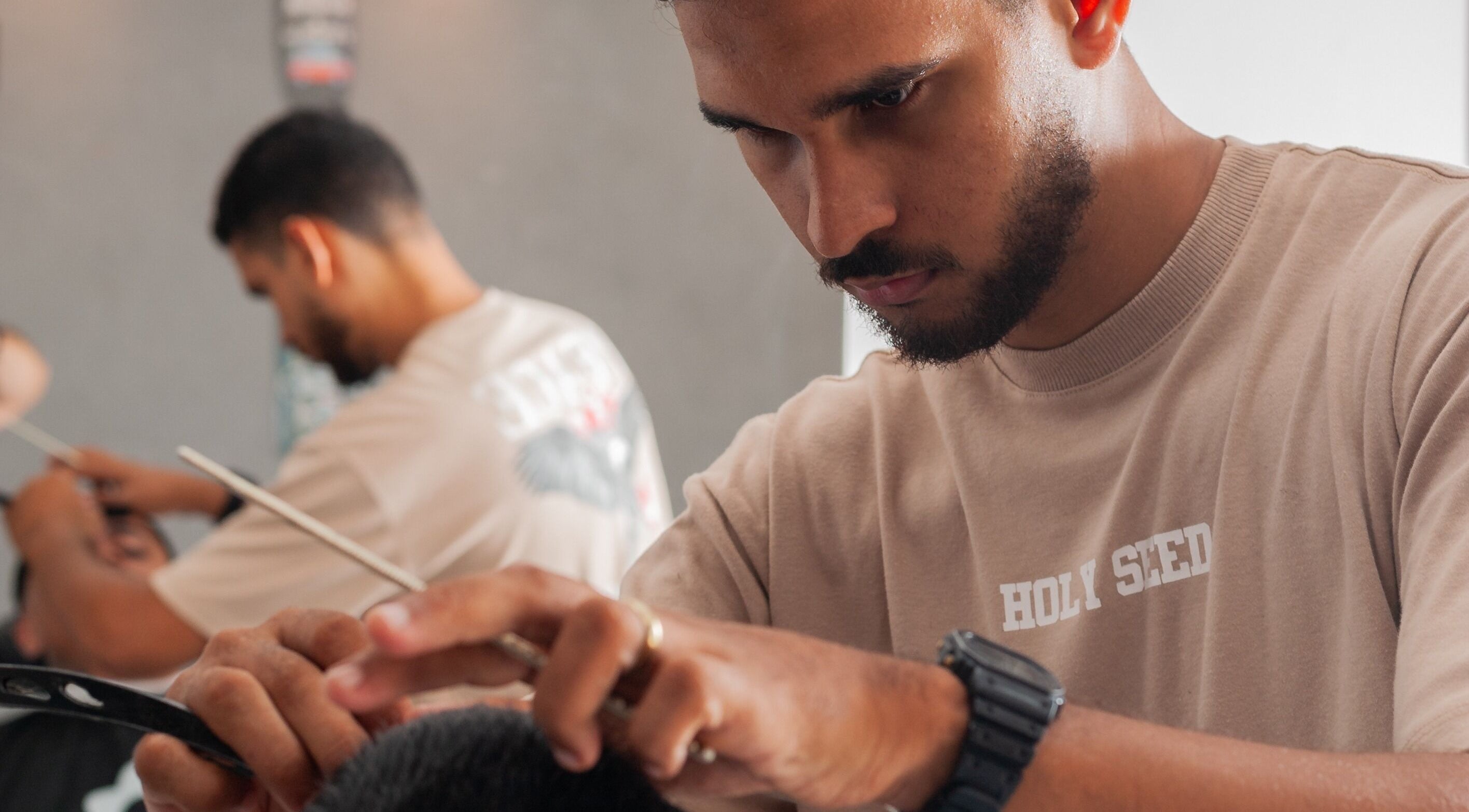 Barbeiro em ação na Barbeariajp, Ceará, Ceará, BR, realizando um corte de cabelo preciso.