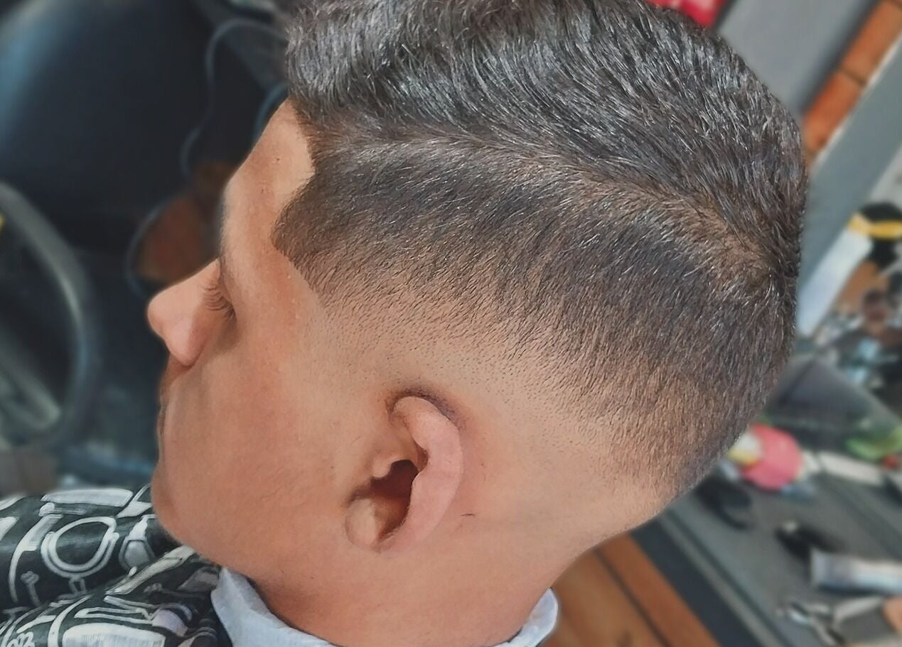 Corte masculino moderno na Barbeariajp, localizada em Ceará, Ceará, BR. Estilo impecável e profissional.