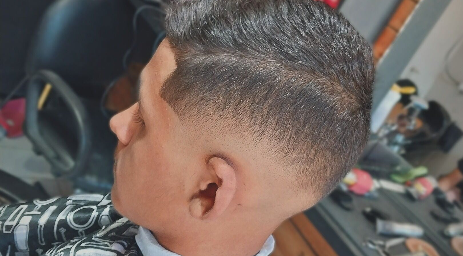 Corte masculino moderno na Barbeariajp, localizada em Ceará, Ceará, BR. Estilo impecável e profissional.