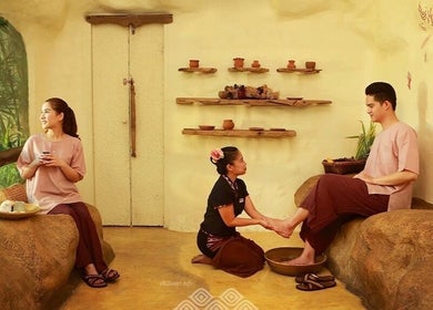 Tranquil foot massage at Srimantra Spa, Chang Wat Chiang Mai, TH. Relax in a serene ambiance.