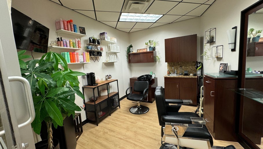 hình ảnh 1 của Studio KBB Kelly’s Barber and Beauty Inc.