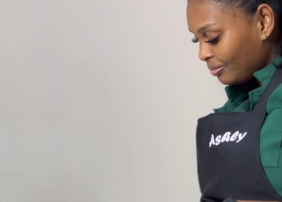 Beauty professional at Zensationalbeautycare, Paramaribo providing excellent service.