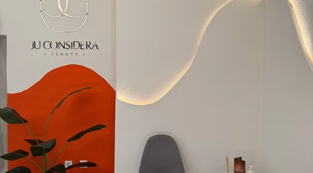 Espaço acolhedor na Ju Considera Beauty em São João Da Madeira, Aveiro, PT com decoração moderna.