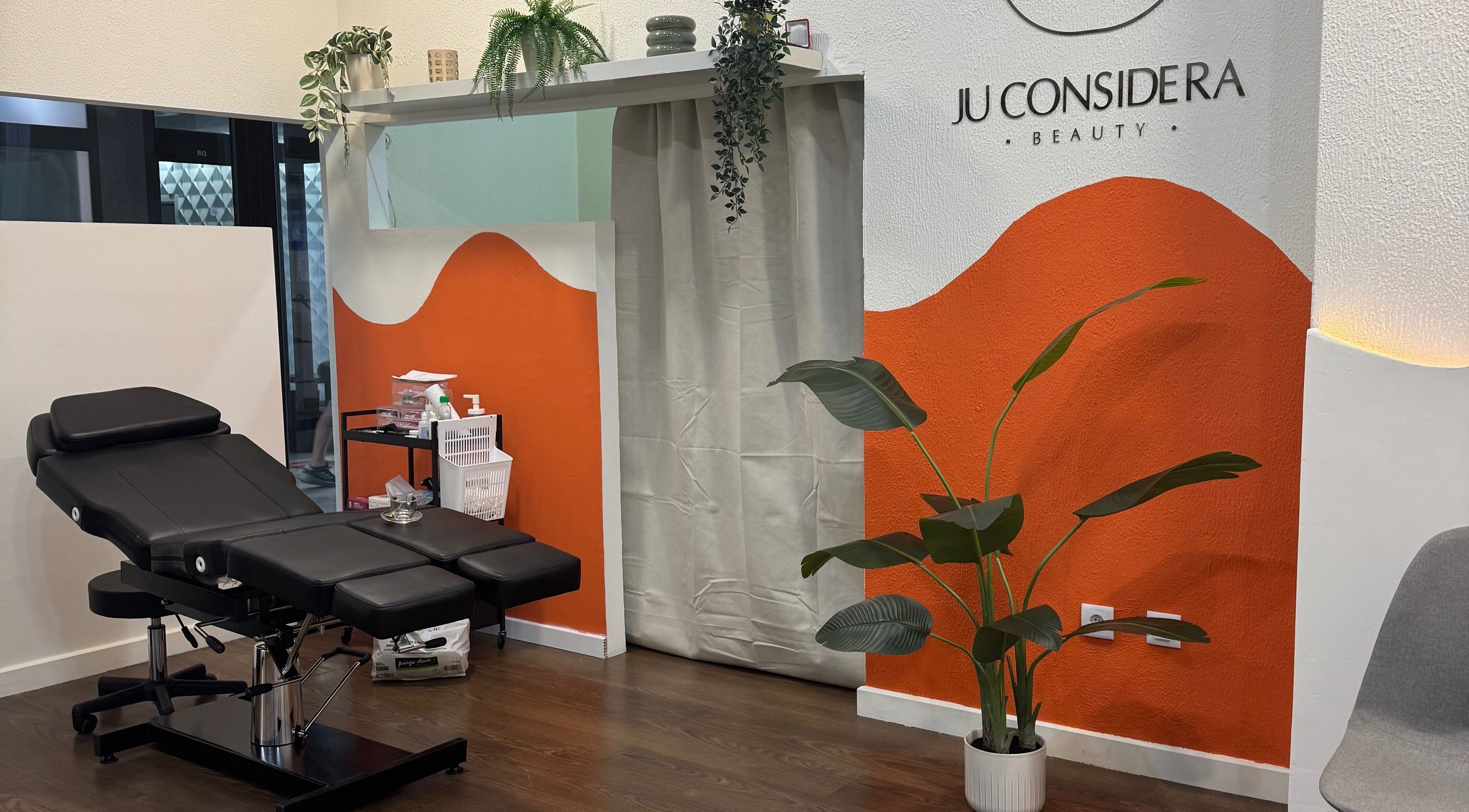 Sala de atendimento na Ju Considera Beauty, São João Da Madeira, Aveiro, PT, com cadeira de tratamento.