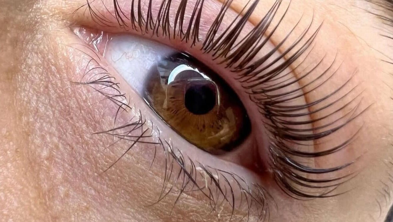 Close-up of expertly curled lashes at Fluff Lashes, Montréal, Québec, CA.