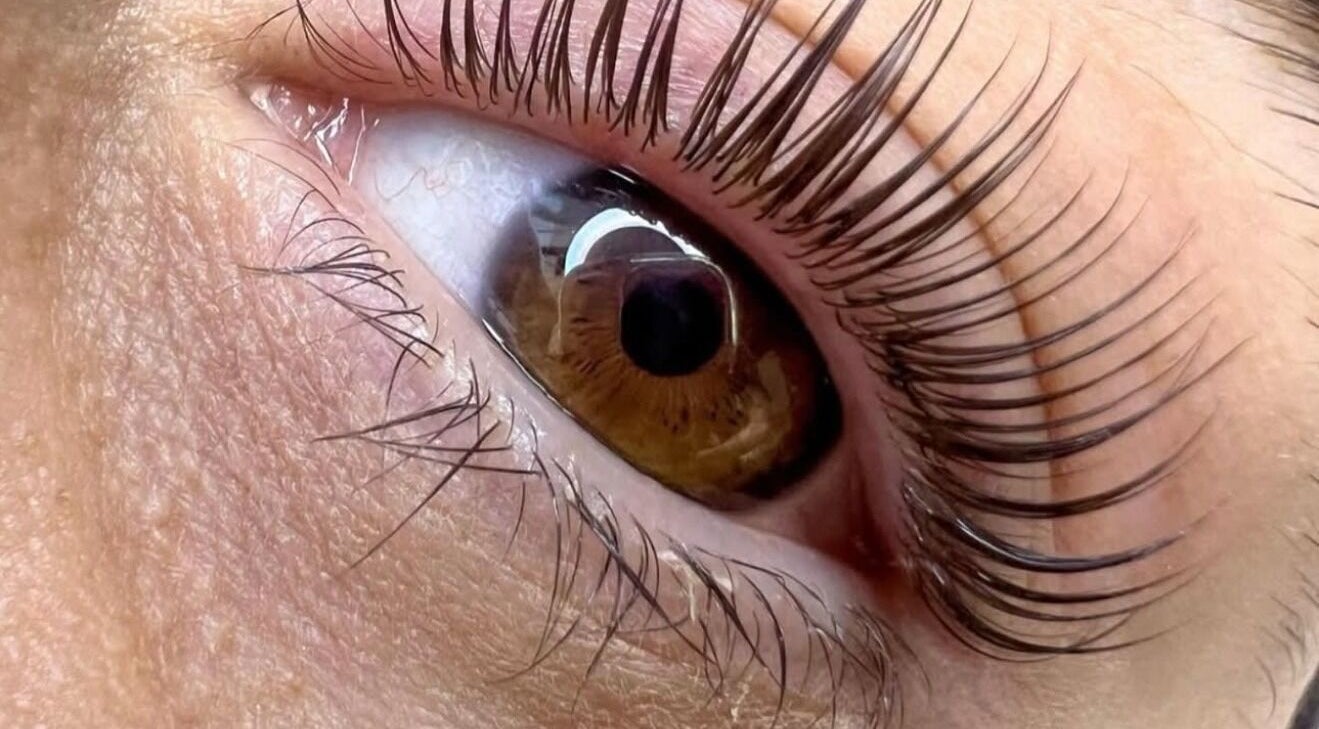 Close-up of expertly curled lashes at Fluff Lashes, Montréal, Québec, CA.