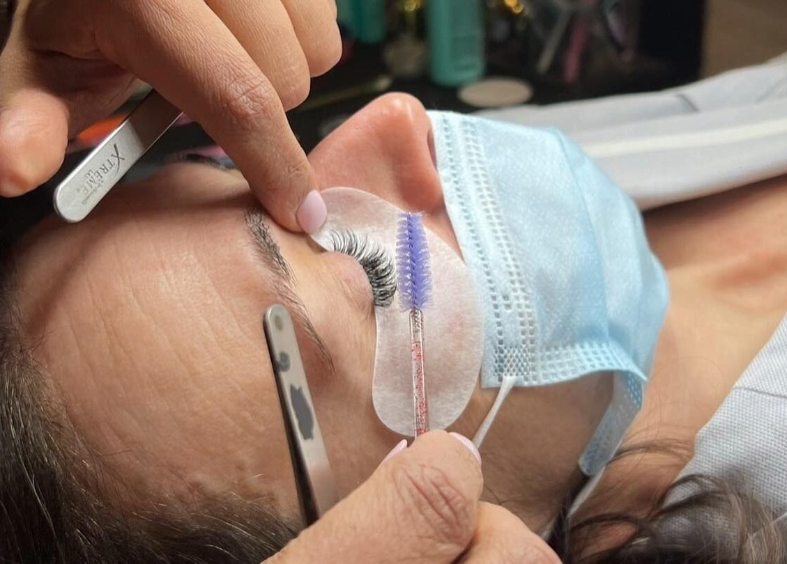 Lash technician at Fluff Lashes applying extensions in Montréal, Québec, CA.
