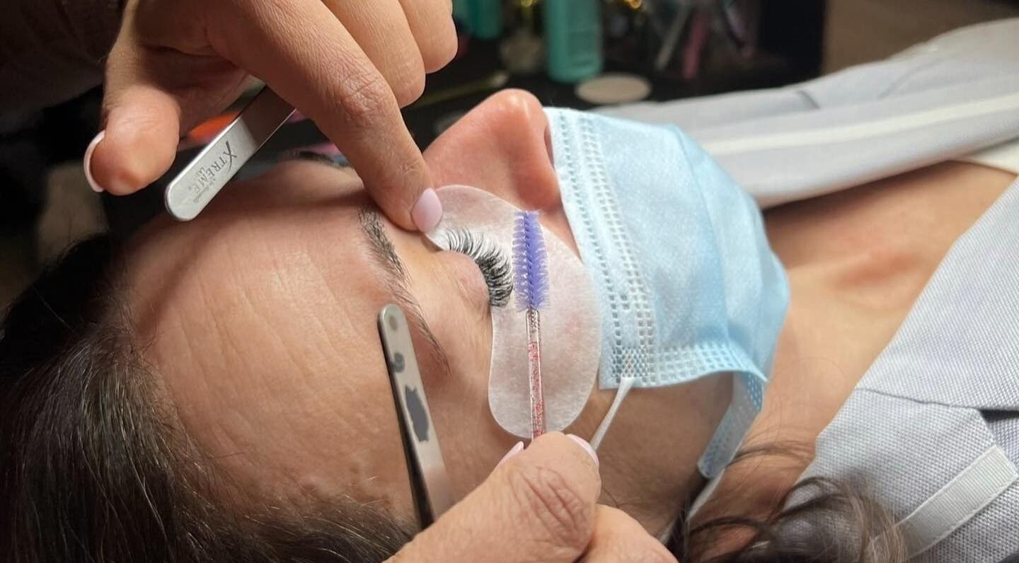 Lash technician at Fluff Lashes applying extensions in Montréal, Québec, CA.