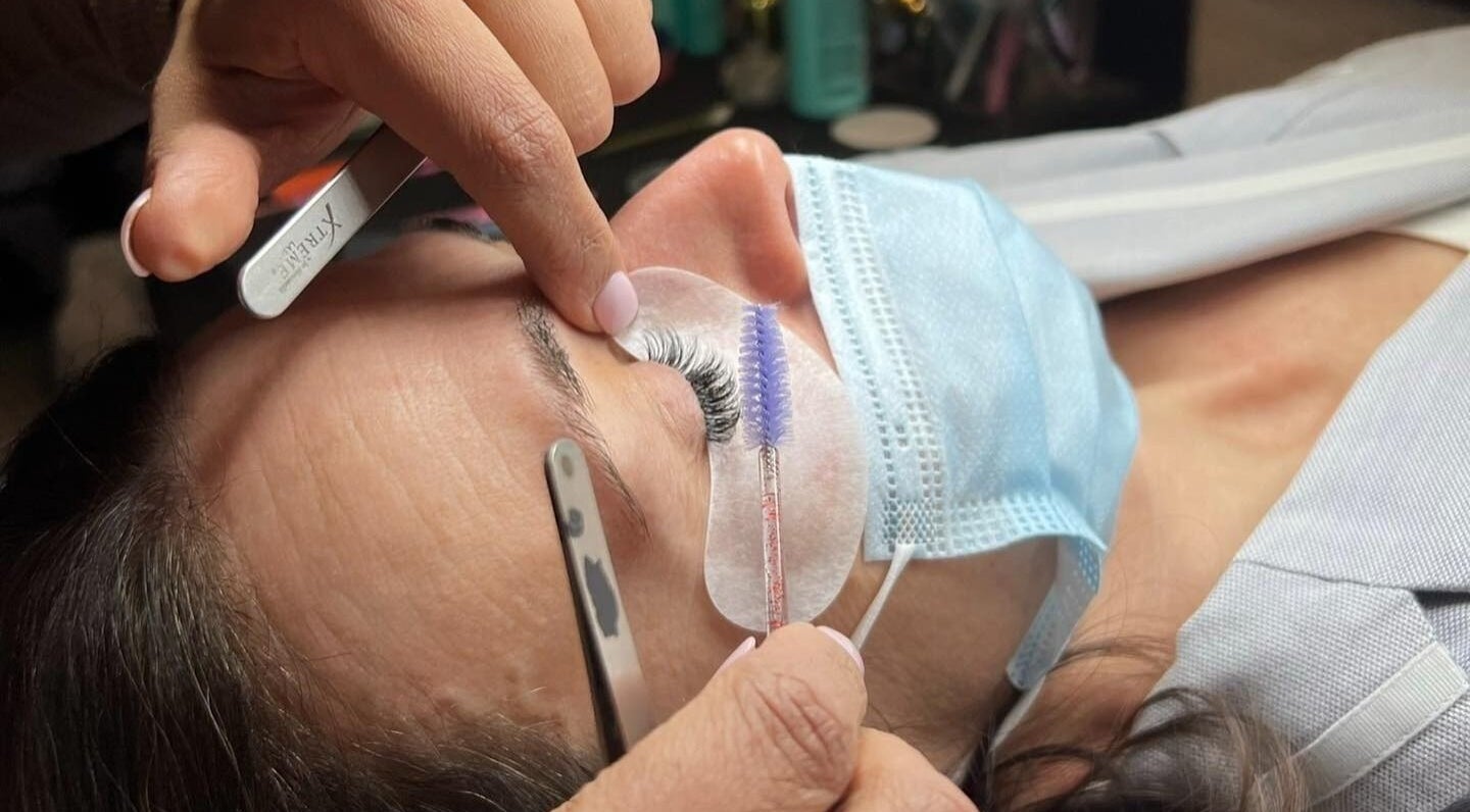 Lash technician at Fluff Lashes applying extensions in Montréal, Québec, CA.