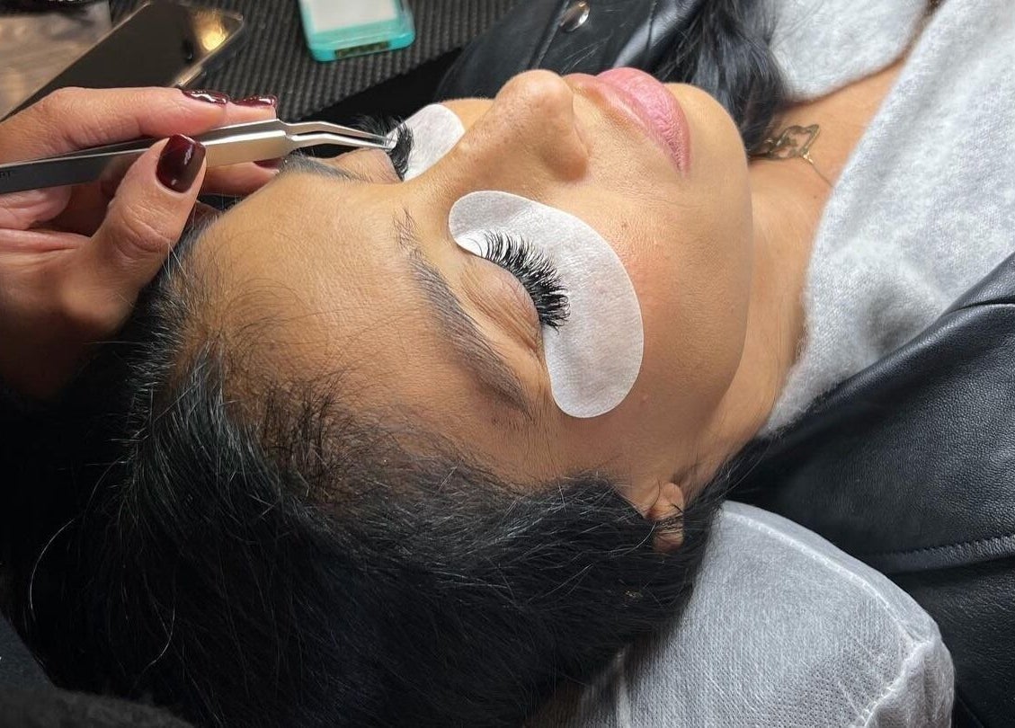 Eyelash extension service at Fluff Lashes in Montréal, Québec, CA, showcasing detailed lash application.
