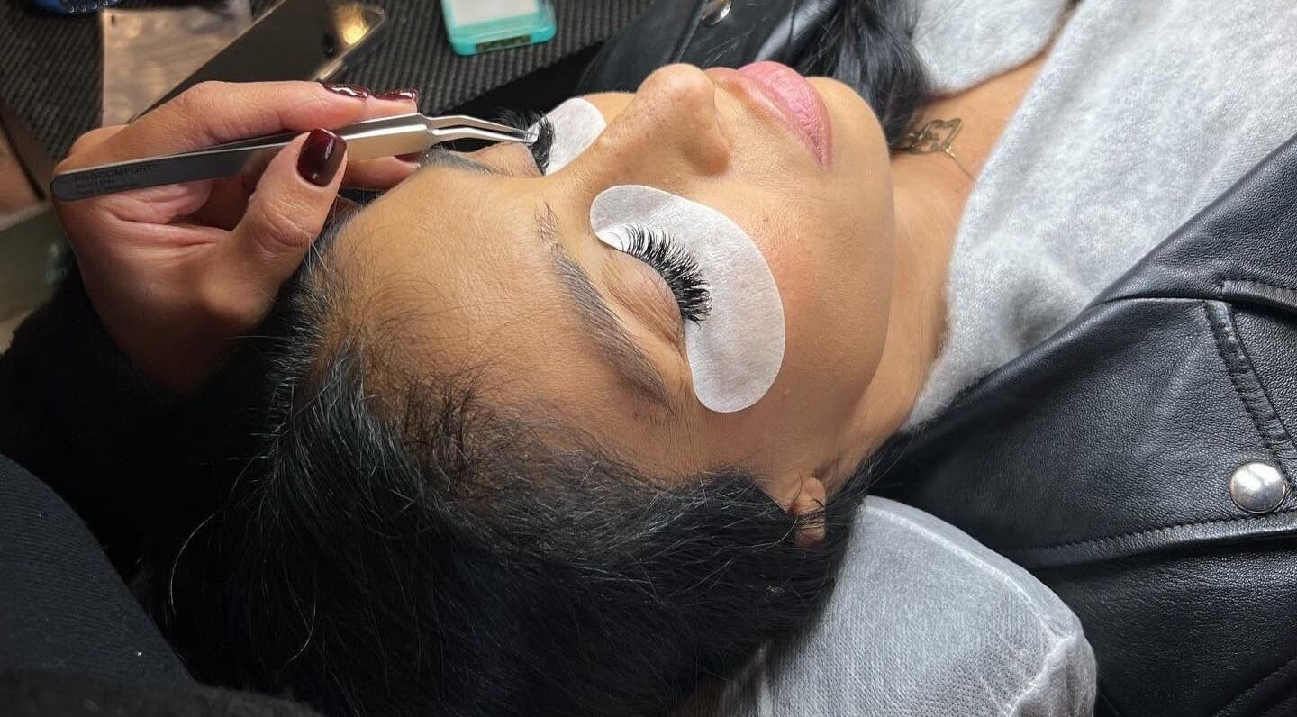 Eyelash extension service at Fluff Lashes in Montréal, Québec, CA, showcasing detailed lash application.