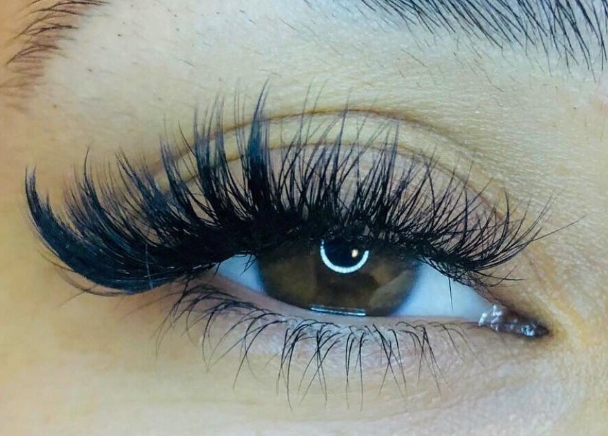 Close-up of expertly applied lashes at Fluff Lashes, Montréal, Québec, CA showcasing natural beauty.