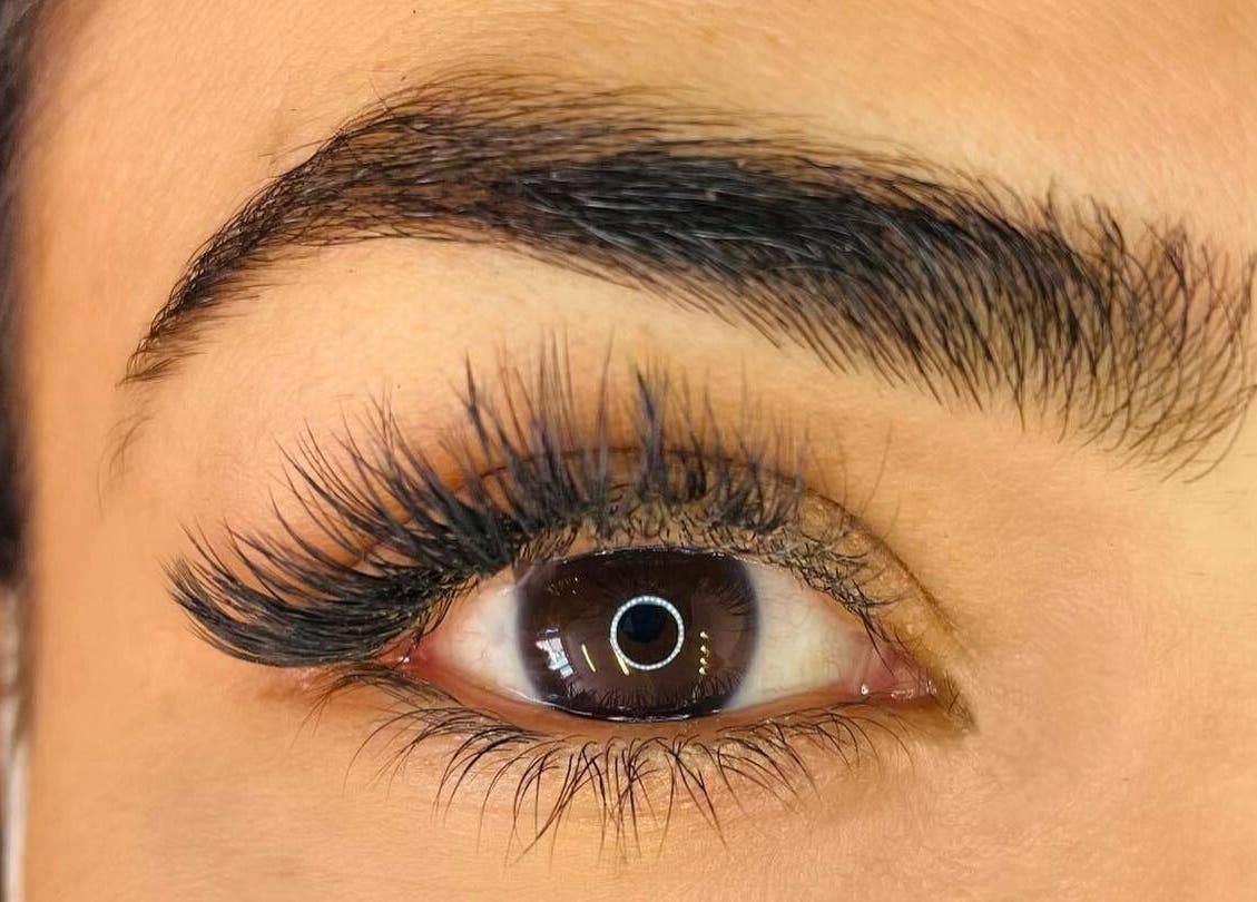 Closeup of expertly crafted lashes at Fluff Lashes, Montréal, Québec, CA, showcasing detailed extension work.