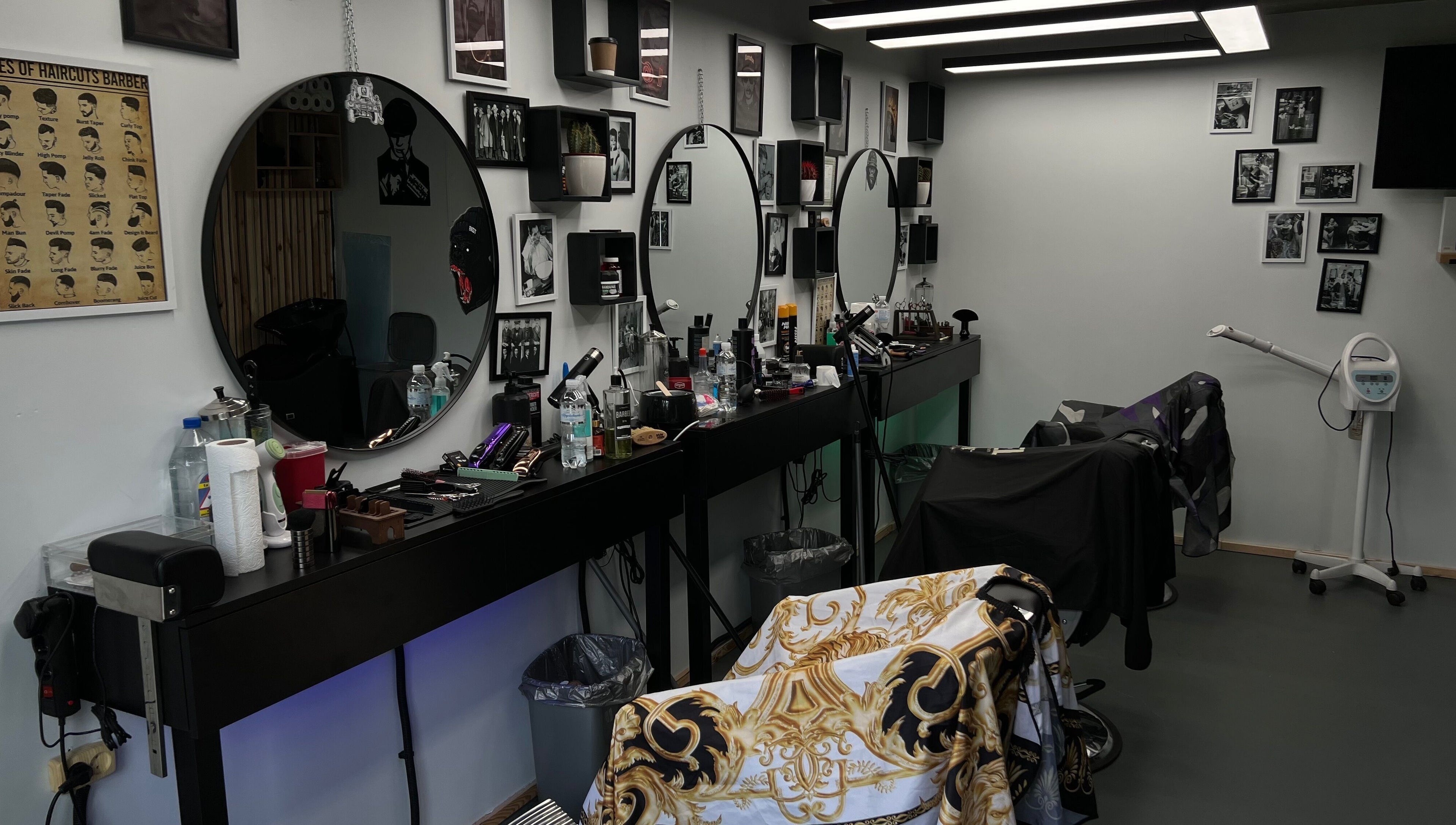 Стильний інтер'єр 1 Fleek Barbershop, Київ, Київ, UA з дзеркалами та інструментами.