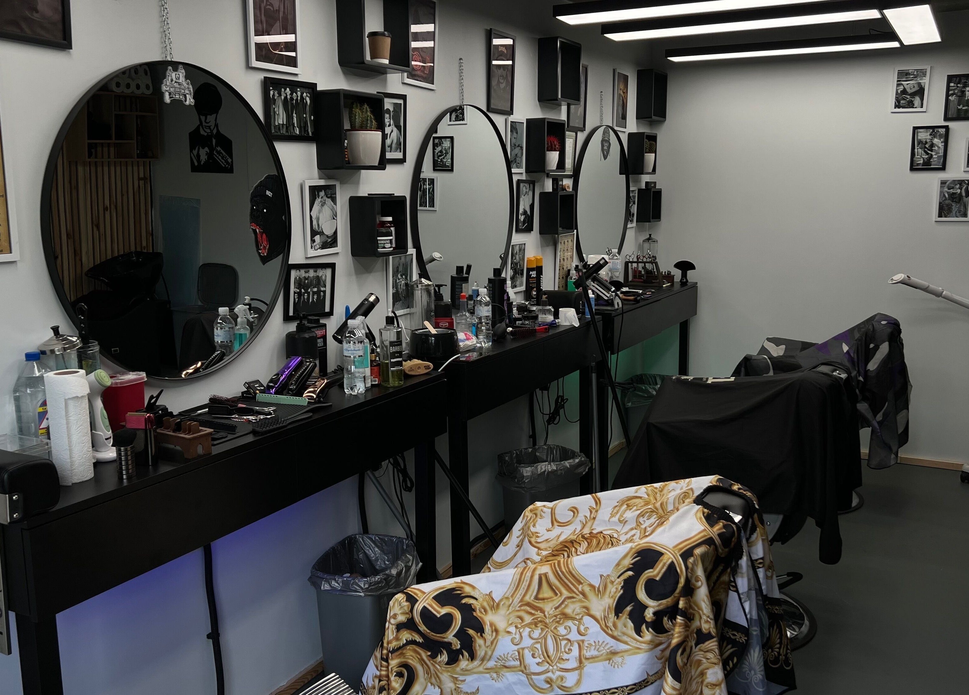 Стильний інтер'єр 1 Fleek Barbershop, Київ, Київ, UA з дзеркалами та інструментами.
