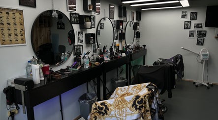 Стильний інтер'єр 1 Fleek Barbershop, Київ, Київ, UA з дзеркалами та інструментами.