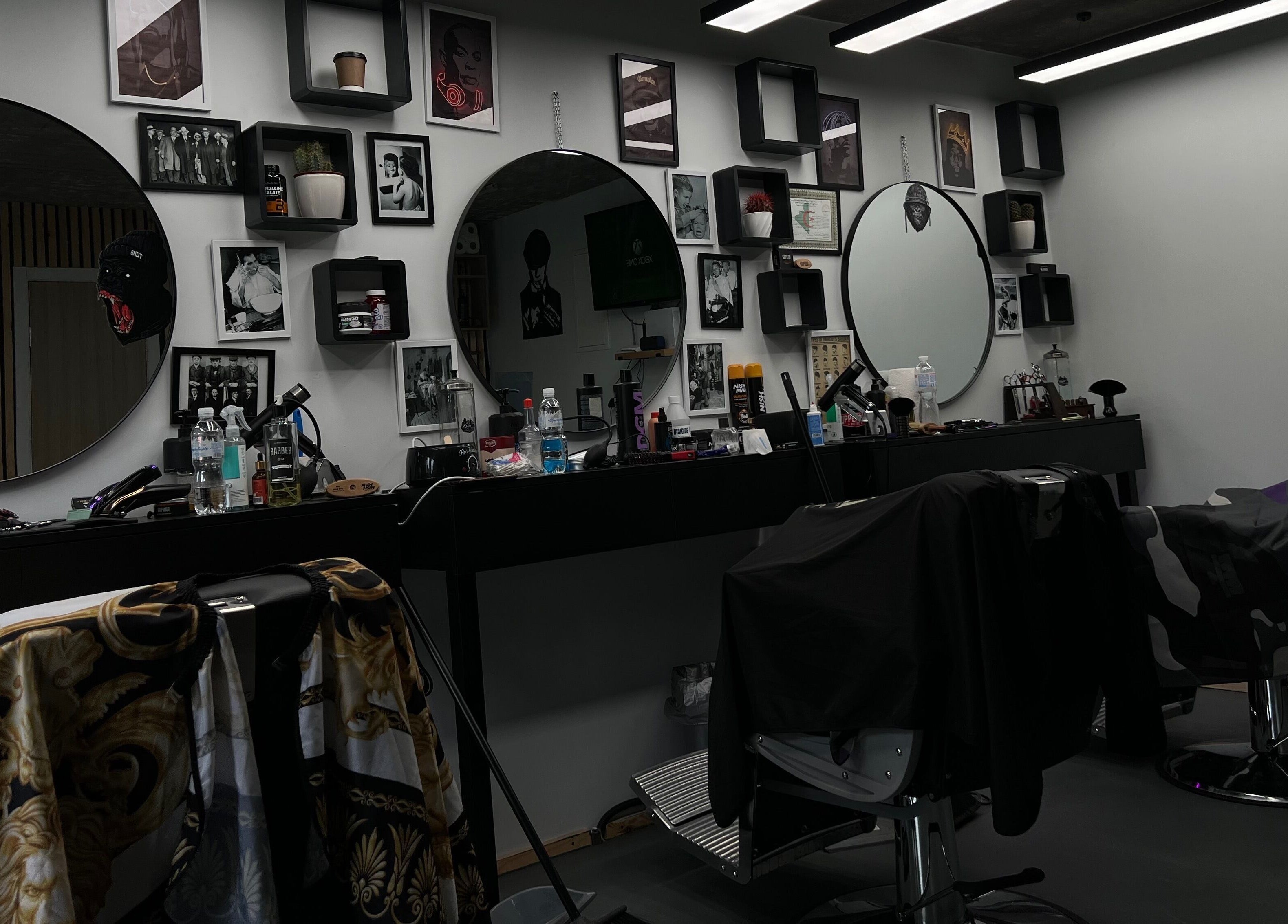 Інтер'єр 1 Fleek Barbershop в Києві, Київ, UA з стильними дзеркалами і декором.