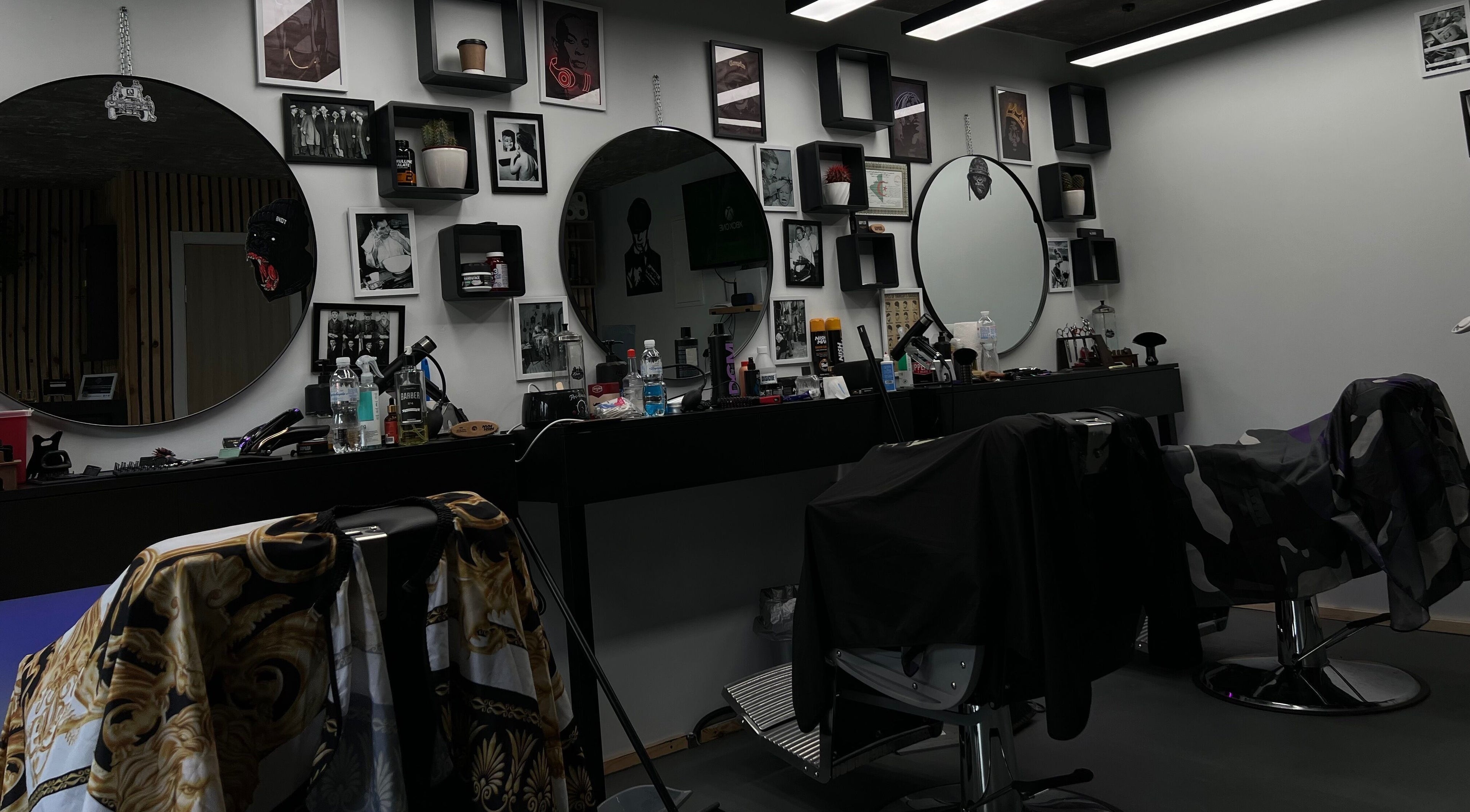 Інтер'єр 1 Fleek Barbershop в Києві, Київ, UA з стильними дзеркалами і декором.